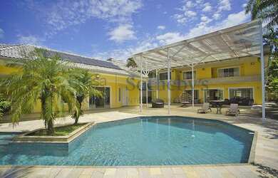 Imagem: Casa espaçosa com piscina em condomínio fechado