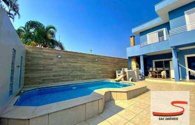 Imagem: A casa possui 4 Dormitórios, 5 Banheiros, 4 Vagas na garagem