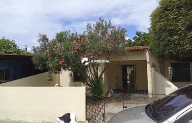 Imagem: A casa possui 3 Dormitórios, 2 Banheiros, 1 Vaga na garagem