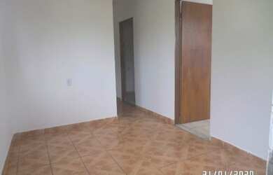 Imagem: A casa possui 3 Dormitórios, 1 Banheiro e está localizado