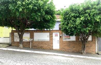 Imagem: A casa possui 4 Dormitórios, 3 Banheiros, 260m² de Área e