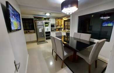 Imagem: A casa possui 4 Dormitórios, 2 Banheiros, 2 Vagas na garagem