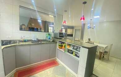 Imagem 7: Sobrado com 2 Apartamentos total de 6 Quartos no Centro de Guaratuba