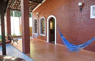 Imagem: A casa possui 5 Dormitórios, 4 Banheiros, 4 Vagas na garagem