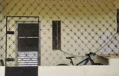 Imagem: A casa possui 1 Dormitório, 1 Banheiro, 1 Vaga na garagem e