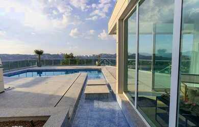 Imagem: A casa em condomínio possui 4 Dormitórios, 5 Banheiros, 5