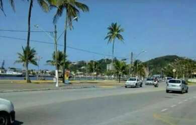 Imagem: A casa possui 4 Dormitórios, 2 Banheiros, 5 Vagas na garagem