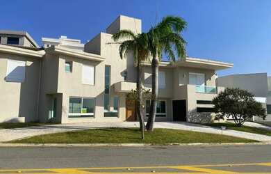 Imagem: A casa em condomínio possui 4 Dormitórios, 5 Banheiros, 5