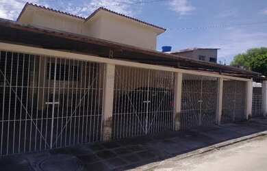 Imagem: A casa possui 4 Dormitórios, 2 Banheiros, 4 Vagas na garagem