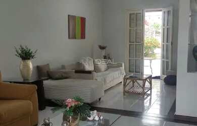 Imagem: A casa possui 4 Dormitórios, 3 Banheiros, 2 Vagas na garagem