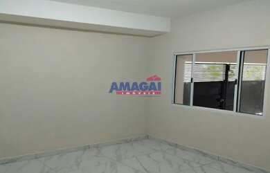 Imagem: A casa possui 1 Dormitório, 1 Banheiro, 1 Vaga na garagem