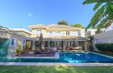 Imagem: A casa em condomínio possui 3 Dormitórios, 5 Banheiros, 560m²