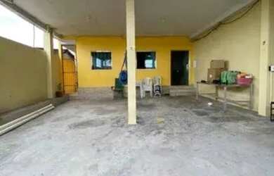 Imagem: A casa possui 3 Dormitórios, 2 Banheiros, 1 Vaga na garagem