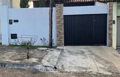 Imagem: A casa possui 2 Dormitórios, 1 Banheiro, 2 Vagas na garagem