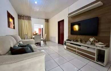 Imagem: A casa possui 3 Dormitórios, 2 Banheiros, 2 Vagas na garagem