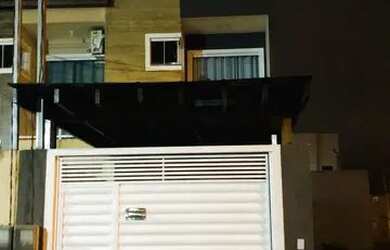 Imagem: A casa possui 2 Dormitórios, 3 Banheiros, 1 Vaga na garagem