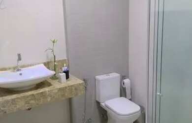 Imagem: A casa possui 4 Dormitórios, 4 Banheiros, 5 Vagas na garagem