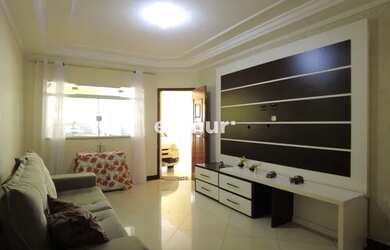 Imagem: A casa possui 4 Dormitórios, 5 Banheiros, 4 Vagas na garagem