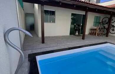 Imagem: A casa possui 2 Dormitórios, 2 Banheiros, 2 Vagas na garagem