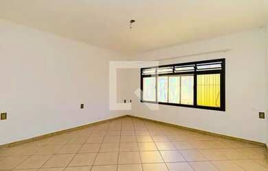 Imagem: A casa possui 3 Dormitórios, 3 Banheiros, 3 Vagas na garagem