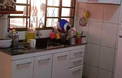 Imagem: A casa possui 2 Dormitórios, 1 Banheiro, 2 Vagas na garagem