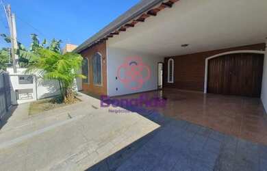 Imagem: A casa possui 2 Dormitórios, 3 Banheiros, 4 Vagas na garagem