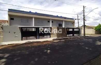 Imagem: A casa possui 2 Dormitórios, 3 Banheiros, 1 Vaga na garagem