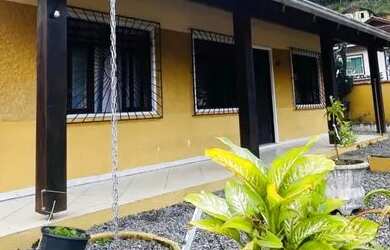 Imagem: A casa possui 4 Dormitórios, 3 Banheiros, 2 Vagas na garagem