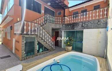 Imagem: A casa possui 4 Dormitórios, 5 Banheiros, 2 Vagas na garagem