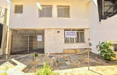 Imagem: A casa possui 4 Dormitórios, 2 Banheiros, 3 Vagas na garagem