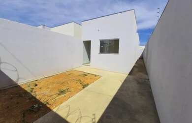 Imagem: A casa possui 2 Dormitórios, 1 Banheiro, 2 Vagas na garagem