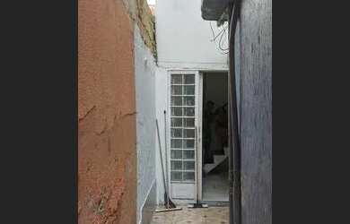 Imagem: A casa possui 1 Dormitório, 1 Banheiro e está localizado