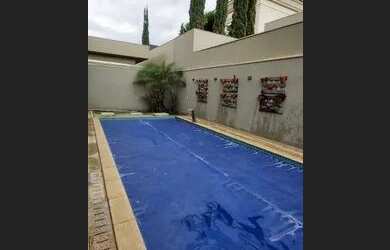 Imagem: A casa em condomínio possui 4 Dormitórios, 4 Banheiros, 2