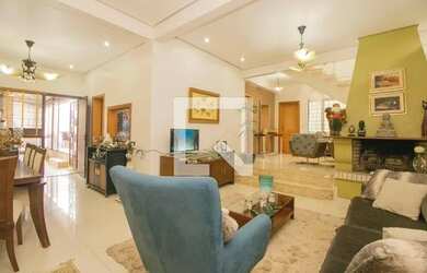 Imagem: A casa possui 3 Dormitórios, 5 Banheiros, 4 Vagas na garagem