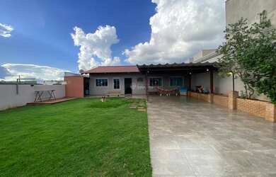 Imagem: A casa possui 2 Dormitórios, 1 Banheiro, 2 Vagas na garagem