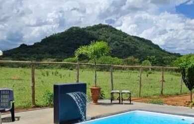 Imagem: A casa possui 2 Dormitórios, 2 Banheiros, 3 Vagas na garagem