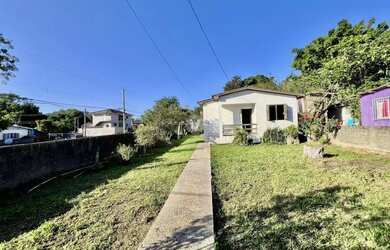 Imagem: A casa possui 3 Dormitórios, 2 Banheiros, 1 Vaga na garagem