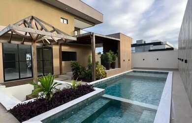 Imagem: A casa em condomínio possui 5 Dormitórios, 5 Banheiros, 4