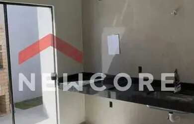 Imagem: A casa possui 3 Dormitórios, 2 Banheiros, 2 Vagas na garagem