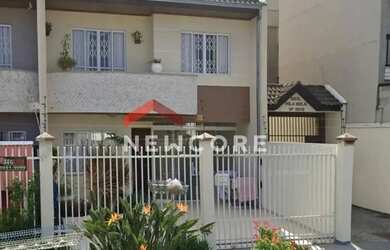 Imagem: A casa possui 3 Dormitórios, 3 Banheiros, 2 Vagas na garagem