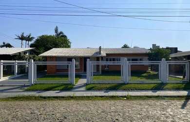 Imagem: A casa possui 4 Dormitórios, 1 Banheiro, 4 Vagas na garagem