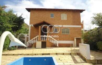 Imagem: A casa possui 4 Dormitórios, 4 Banheiros, 5 Vagas na garagem