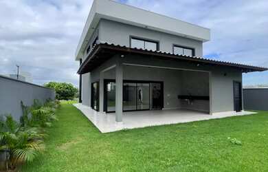 Imagem: A casa em condomínio possui 4 Dormitórios, 4 Banheiros, 4