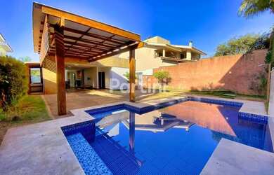 Imagem: A casa em condomínio possui 3 Dormitórios, 4 Banheiros, 4