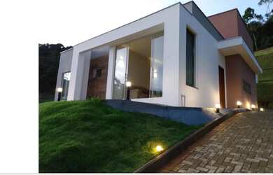 Imagem: A casa em condomínio possui 4 Dormitórios, 4 Banheiros, 4