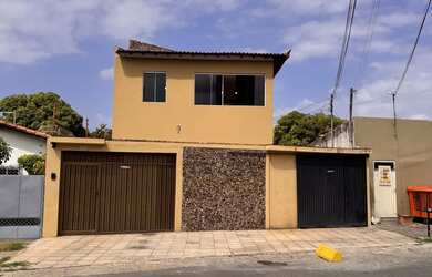 Imagem: A casa possui 5 Dormitórios, 5 Banheiros, 5 Vagas na garagem