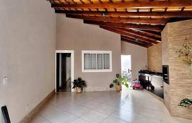 Imagem: A casa possui 3 Dormitórios, 2 Banheiros, 3 Vagas na garagem