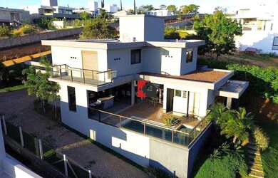 Imagem: A casa possui 4 Dormitórios, 5 Banheiros, 2 Vagas na garagem