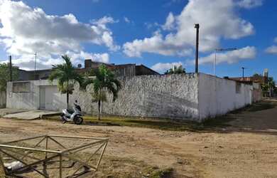 Imagem: A casa possui 2 Dormitórios, 2 Banheiros, 3 Vagas na garagem
