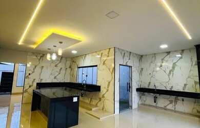 Imagem: A casa possui 3 Dormitórios, 2 Banheiros, 2 Vagas na garagem